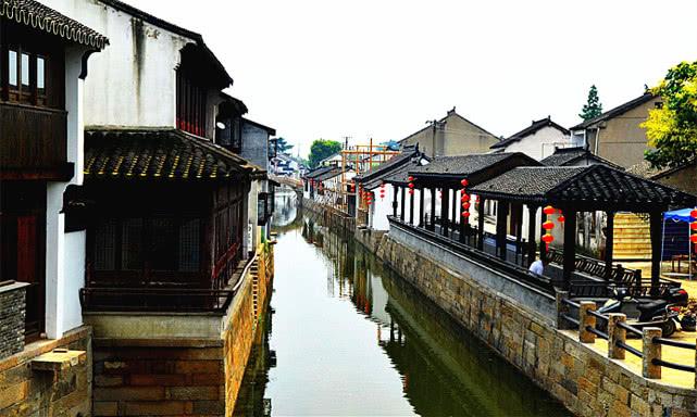 优雅跟岁月无关:86岁莫尼列白发苍苍,挽着69岁不婚儿子,很满足